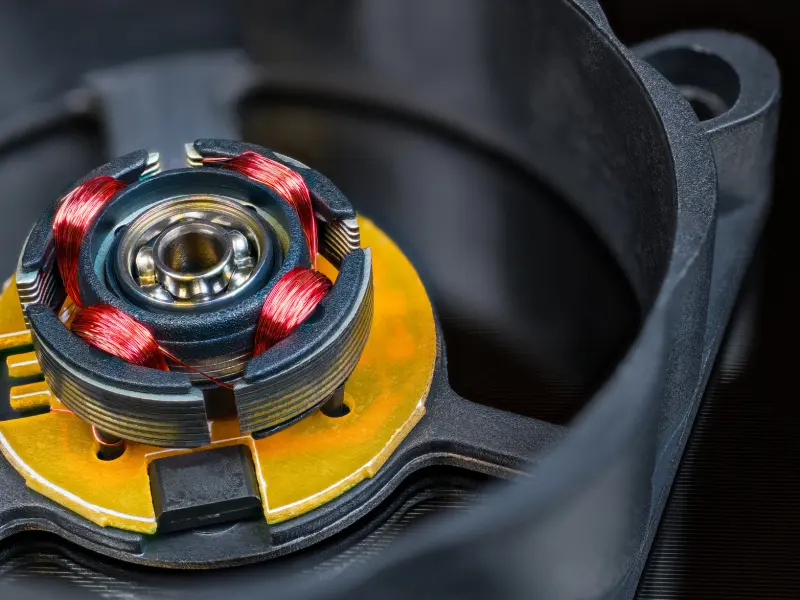 Motor eléctrico abierto con bobinados de cobre y rodamiento visibles